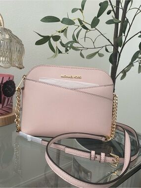Brand new with tag!!
Michael Kors Blush Pink Saffiano Crossbody with Gold Chain
